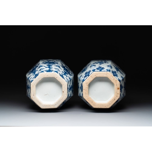 278 - A pair of Chinese blue and white octagonal vases with floral design, 19th C.H.: 49 cm... 