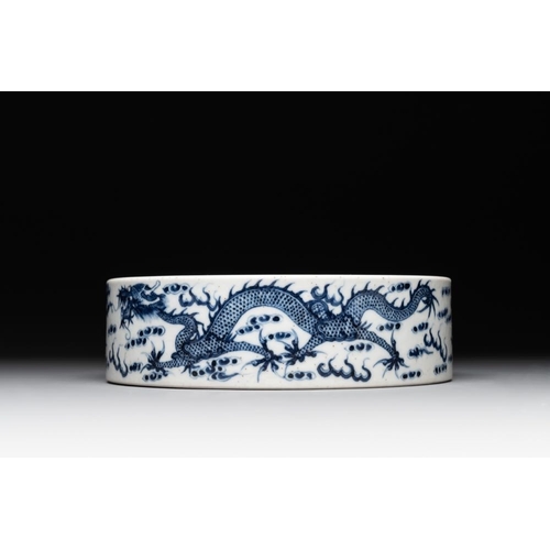 282 - A Chinese blue and white 'dragon and phoenix' brush washer, Yongzheng mark, 19th C.Dia.: 20 cm - H.:... 