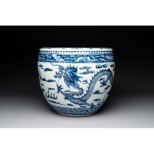 283 - A Chinese blue and white 'dragon' fish bowl, 19th C.Dia.: 39 cm - H.: 34,5 cm