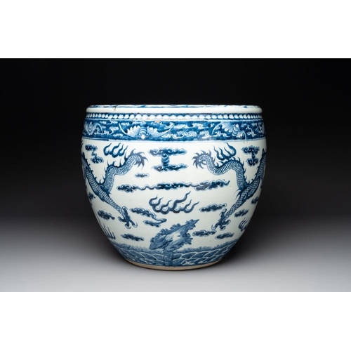 283 - A Chinese blue and white 'dragon' fish bowl, 19th C.Dia.: 39 cm - H.: 34,5 cm