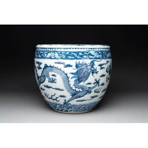 283 - A Chinese blue and white 'dragon' fish bowl, 19th C.Dia.: 39 cm - H.: 34,5 cm