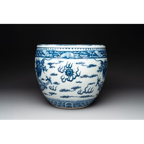 283 - A Chinese blue and white 'dragon' fish bowl, 19th C.Dia.: 39 cm - H.: 34,5 cm