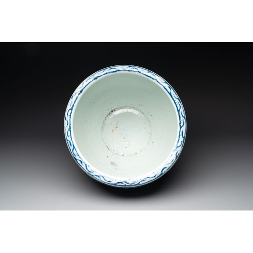 283 - A Chinese blue and white 'dragon' fish bowl, 19th C.Dia.: 39 cm - H.: 34,5 cm