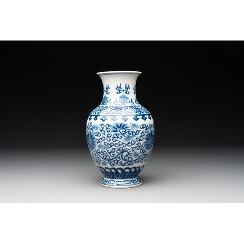 284 - A Chinese blue and white 'phoenix and flower scroll' vase, Qianlong mark, 19th C.H.: 22,6 cm... 