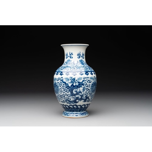 284 - A Chinese blue and white 'phoenix and flower scroll' vase, Qianlong mark, 19th C.H.: 22,6 cm... 