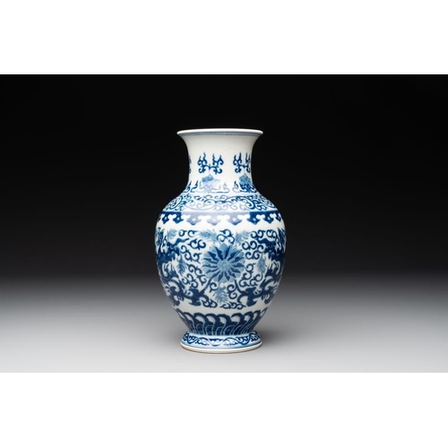 284 - A Chinese blue and white 'phoenix and flower scroll' vase, Qianlong mark, 19th C.H.: 22,6 cm... 