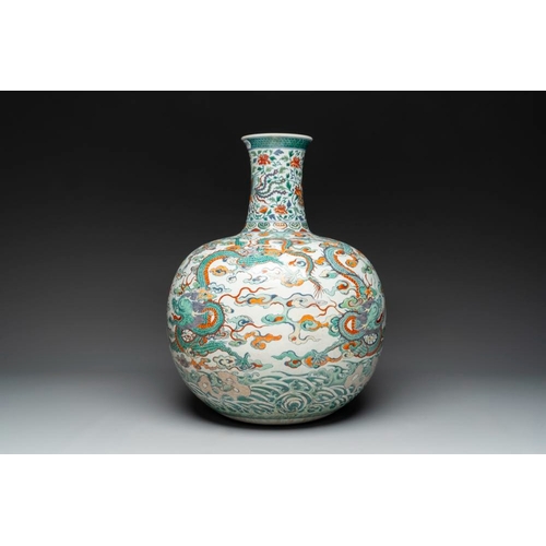 286 - A large Chinese doucai globular 'dragon and phoenix' vase, Xuande mark, 18/19th C.H.: 57,3 cm... 