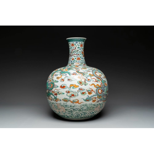 286 - A large Chinese doucai globular 'dragon and phoenix' vase, Xuande mark, 18/19th C.H.: 57,3 cm... 