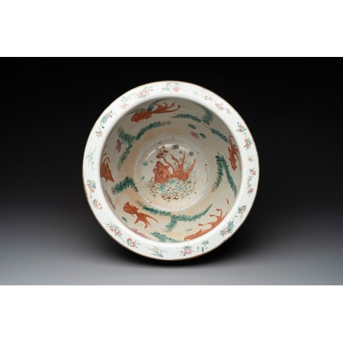 290 - A Chinese famille rose yellow-ground relief-molded 'antiquities' fish bowl, 19th C.Dia.: 40 cm - H.:... 