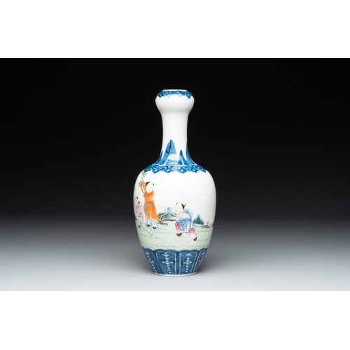 292 - A Chinese famille rose '100 boys' garlic-mouth vase, Qianlong mark, 19th C.H.: 24 cm
... 