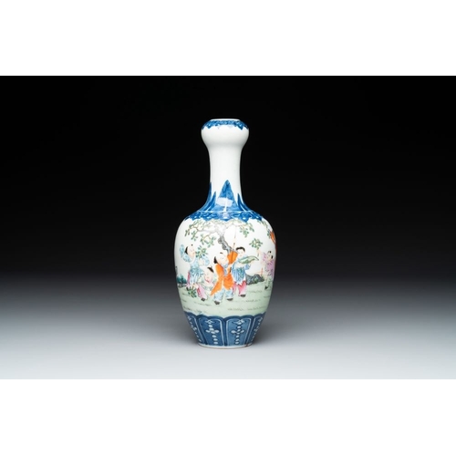 292 - A Chinese famille rose '100 boys' garlic-mouth vase, Qianlong mark, 19th C.H.: 24 cm
... 