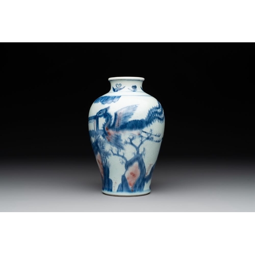 294 - A Chinese blue, white and copper-red 'kylin and phoenix' vase, 19th C.H.: 17,5 cm
... 