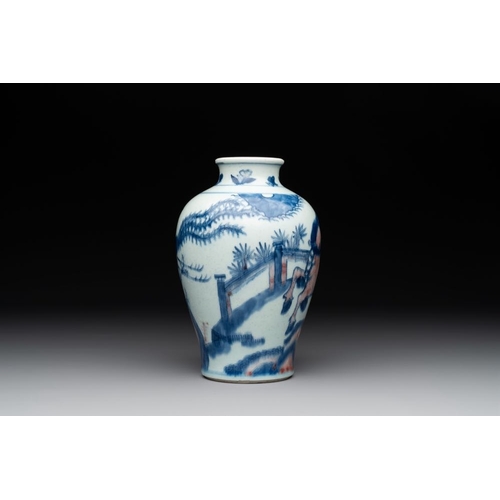 294 - A Chinese blue, white and copper-red 'kylin and phoenix' vase, 19th C.H.: 17,5 cm
... 