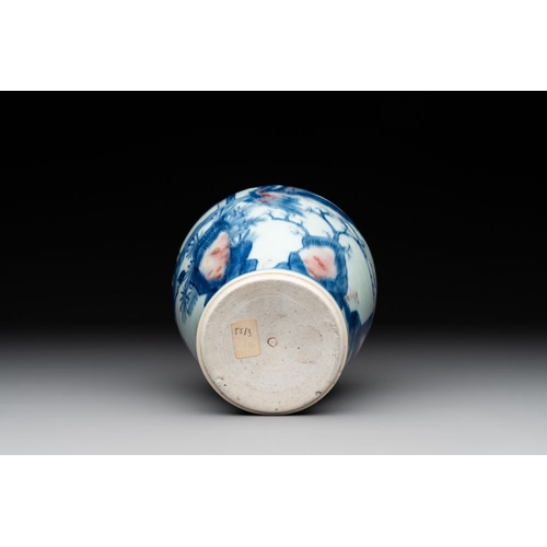 294 - A Chinese blue, white and copper-red 'kylin and phoenix' vase, 19th C.H.: 17,5 cm
... 