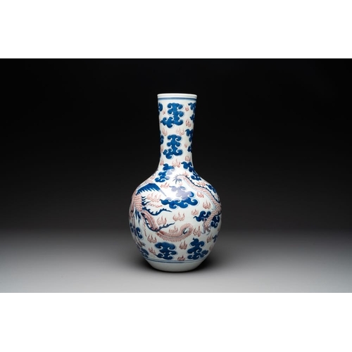 296 - A Chinese blue, white and copper-red 'dragon and phoenix' vase, 19th C.H.: 47,5 cm... 