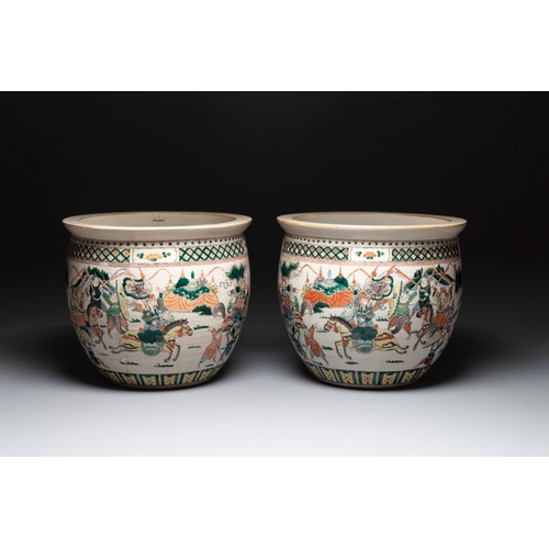 302 - A pair of Chinese Nanking famille verte 'warriors' fish bowls, 19th C.Dia.: 54,5 cm -H.: 47 cm... 