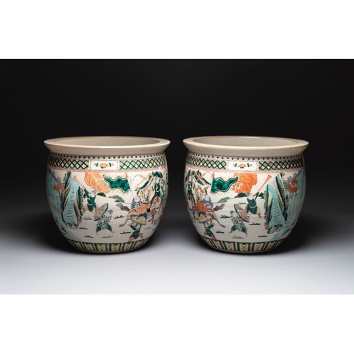 302 - A pair of Chinese Nanking famille verte 'warriors' fish bowls, 19th C.Dia.: 54,5 cm -H.: 47 cm... 