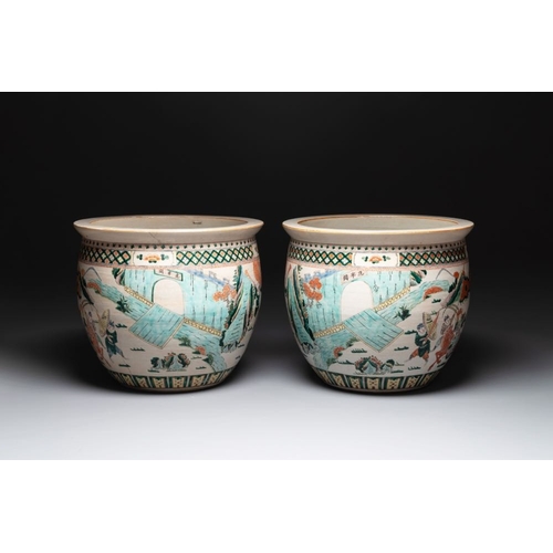 302 - A pair of Chinese Nanking famille verte 'warriors' fish bowls, 19th C.Dia.: 54,5 cm -H.: 47 cm... 