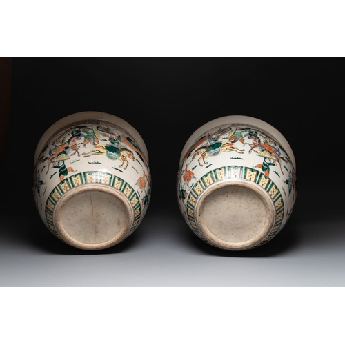 302 - A pair of Chinese Nanking famille verte 'warriors' fish bowls, 19th C.Dia.: 54,5 cm -H.: 47 cm... 