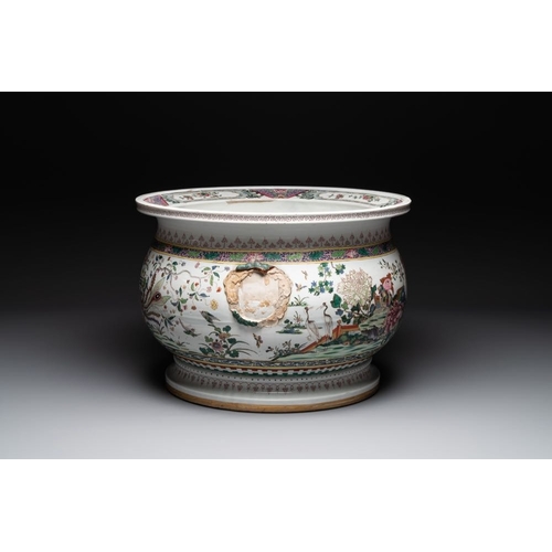 304 - A large famille rose-style 'phoenix' fish bowl or jardiniere, Samson, Paris, 19th C.Dia.: 62,5 cm -H... 