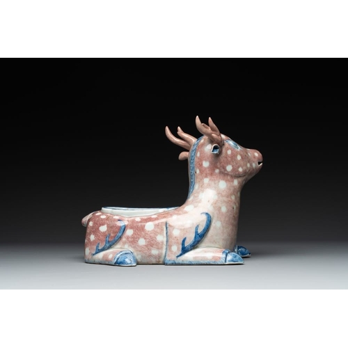 305 - A pair of Chinese blue, white and copper-red stag-shaped  jardinieres, 19th C.Dim.: 29 x 20 x 22,5 c... 