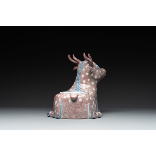 305 - A pair of Chinese blue, white and copper-red stag-shaped  jardinieres, 19th C.Dim.: 29 x 20 x 22,5 c... 