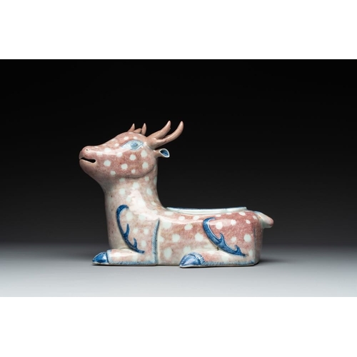 305 - A pair of Chinese blue, white and copper-red stag-shaped  jardinieres, 19th C.Dim.: 29 x 20 x 22,5 c... 