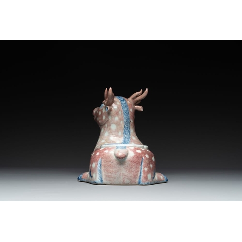 305 - A pair of Chinese blue, white and copper-red stag-shaped  jardinieres, 19th C.Dim.: 29 x 20 x 22,5 c... 