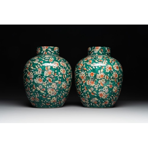 313 - A pair of Chinese famille verte green-ground 'prunus' jars and covers, 19th C.H.: 30 cm (incl. cover... 