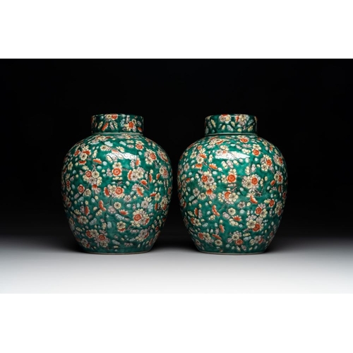 313 - A pair of Chinese famille verte green-ground 'prunus' jars and covers, 19th C.H.: 30 cm (incl. cover... 