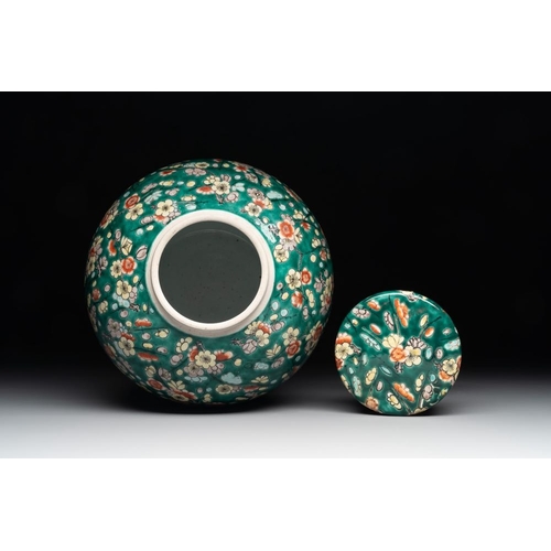 313 - A pair of Chinese famille verte green-ground 'prunus' jars and covers, 19th C.H.: 30 cm (incl. cover... 