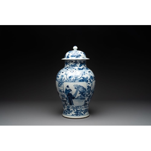 316 - A pair of Chinese blue and white vases and covers with figural panels, 19th C.H.: 50 cm (incl. cover... 