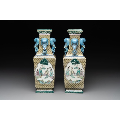 317 - A pair of rectangular Chinese famille verte 'elephant' vases, 19th C.H.: 31,5 cm