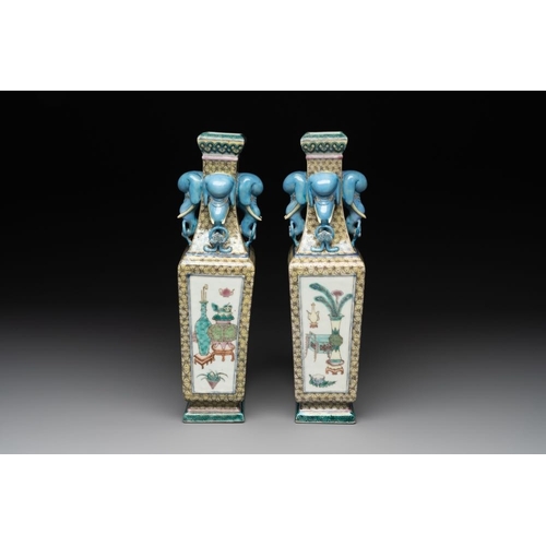 317 - A pair of rectangular Chinese famille verte 'elephant' vases, 19th C.H.: 31,5 cm