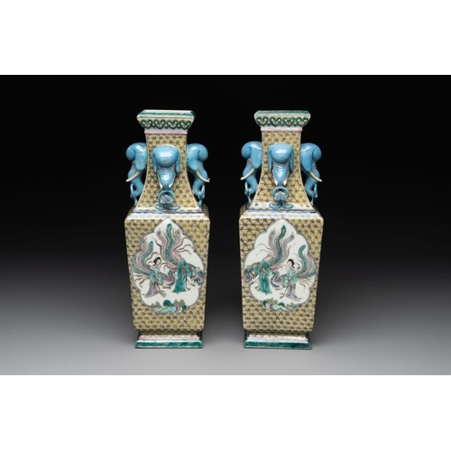 317 - A pair of rectangular Chinese famille verte 'elephant' vases, 19th C.H.: 31,5 cm