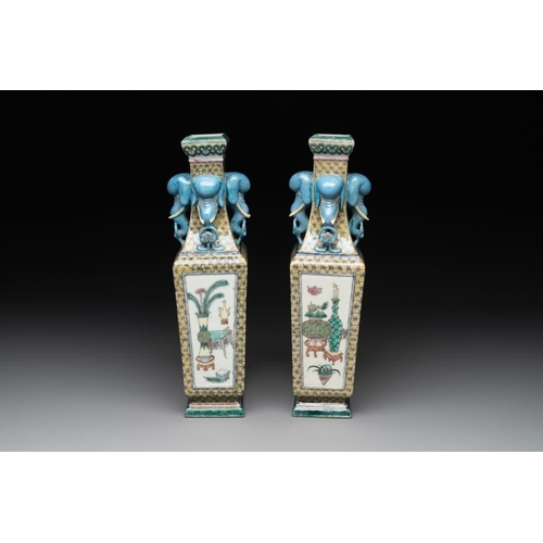 317 - A pair of rectangular Chinese famille verte 'elephant' vases, 19th C.H.: 31,5 cm