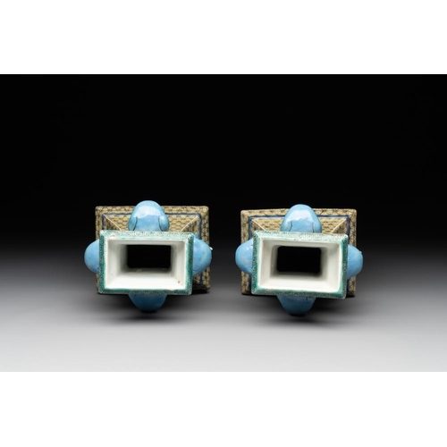 317 - A pair of rectangular Chinese famille verte 'elephant' vases, 19th C.H.: 31,5 cm