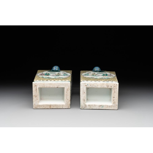 317 - A pair of rectangular Chinese famille verte 'elephant' vases, 19th C.H.: 31,5 cm