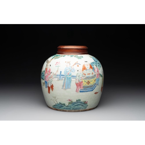 318 - A Chinese famille rose '100 boys' jar and wooden cover, 19th C.H.: 24,5 cm (incl. cover)H.: 22,5 cm ... 