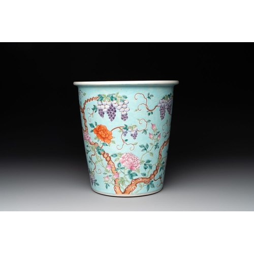 323 - A Chinese famille rose turquoise-ground Da Ya Zhai-style jardiniere, 19th C.Dia.: 22 cm - H.: 23 cm... 