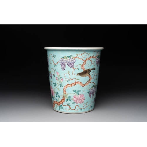 323 - A Chinese famille rose turquoise-ground Da Ya Zhai-style jardiniere, 19th C.Dia.: 22 cm - H.: 23 cm... 