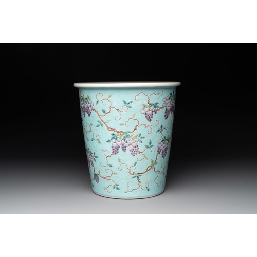 323 - A Chinese famille rose turquoise-ground Da Ya Zhai-style jardiniere, 19th C.Dia.: 22 cm - H.: 23 cm... 