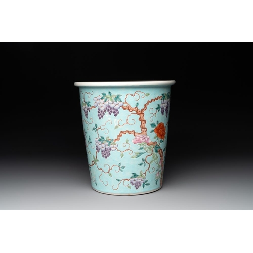 323 - A Chinese famille rose turquoise-ground Da Ya Zhai-style jardiniere, 19th C.Dia.: 22 cm - H.: 23 cm... 