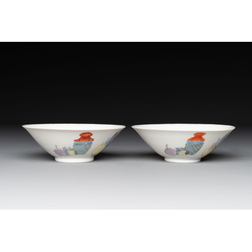 328 - A pair of Chinese famille rose 'Li Taibai' bowls, Guangxu mark, RepublicDia.: 10 cm - H.: 3,5 cm... 