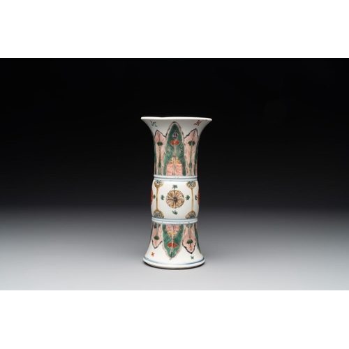 33 - A Chinese famille verte 'gu' vase with stylised floral design, KangxiH.: 21,7 cm
... 