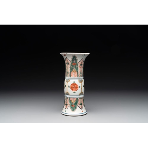 33 - A Chinese famille verte 'gu' vase with stylised floral design, KangxiH.: 21,7 cm
... 