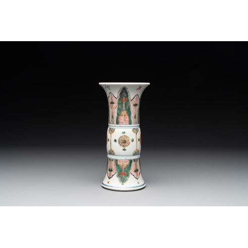 33 - A Chinese famille verte 'gu' vase with stylised floral design, KangxiH.: 21,7 cm
... 