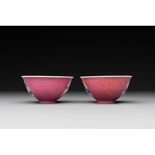 330 - A pair of Chinese puce-sgraffito-ground 'landscape' bowls, Qianlong mark, RepublicDia.: 9,2 cm - H.:... 