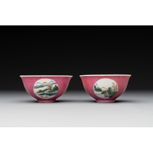 330 - A pair of Chinese puce-sgraffito-ground 'landscape' bowls, Qianlong mark, RepublicDia.: 9,2 cm - H.:... 