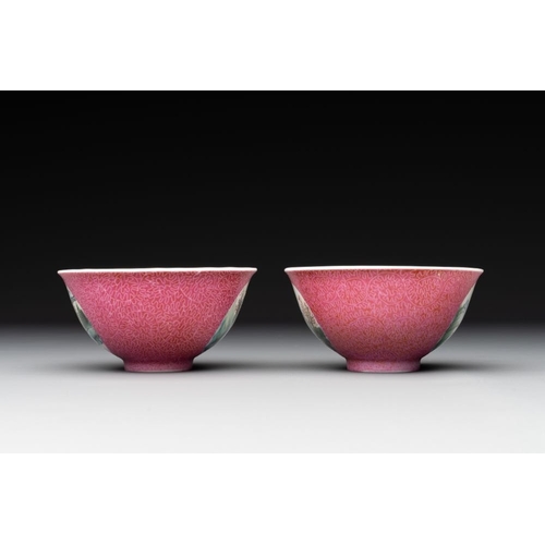 330 - A pair of Chinese puce-sgraffito-ground 'landscape' bowls, Qianlong mark, RepublicDia.: 9,2 cm - H.:... 